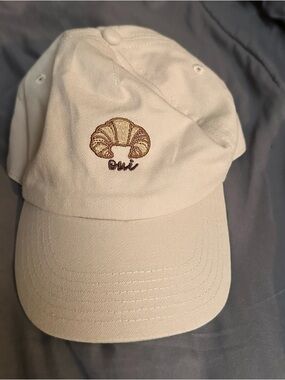 NWT croissant Oui hat